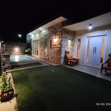 Puncak Pinus And Pool Villa บาตู ภายนอก รูปภาพ