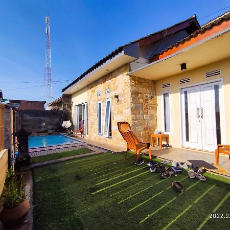 Puncak Pinus And Pool Villa บาตู ภายนอก รูปภาพ
