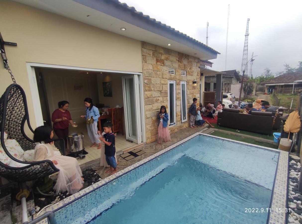Puncak Pinus And Pool Villa บาตู ภายนอก รูปภาพ