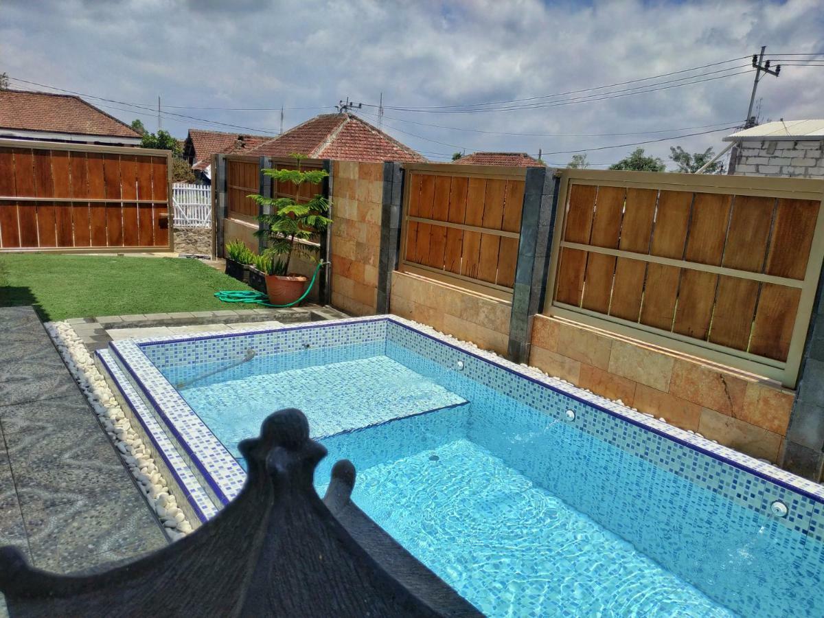 Puncak Pinus And Pool Villa บาตู ภายนอก รูปภาพ